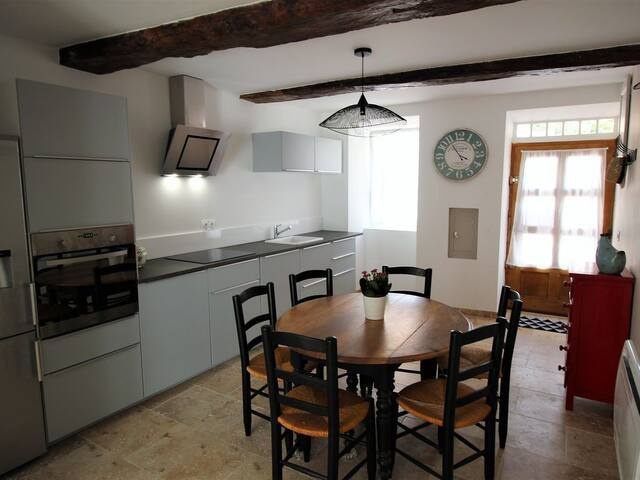 VILLEDIEU - MAISON DE VILLAGE RESTAUREE 100 M2