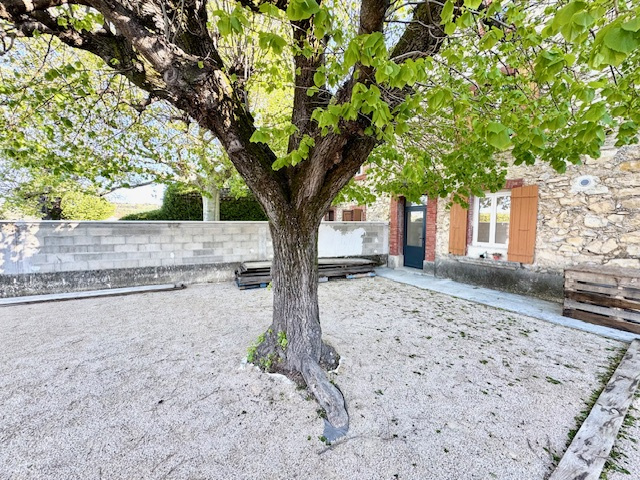 Secteur Vaison - Maison rénovée avec cour et dépendance