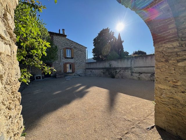 Secteur Vaison - Maison rénovée avec cour et garage - image n°1