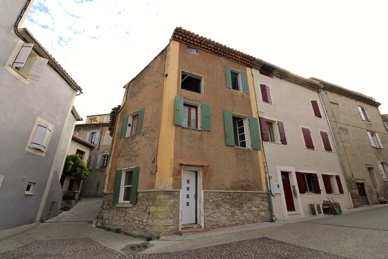 15 MN DE VAISON-LA-ROMAINE - MAISON DE VILLAGE A RENOVER