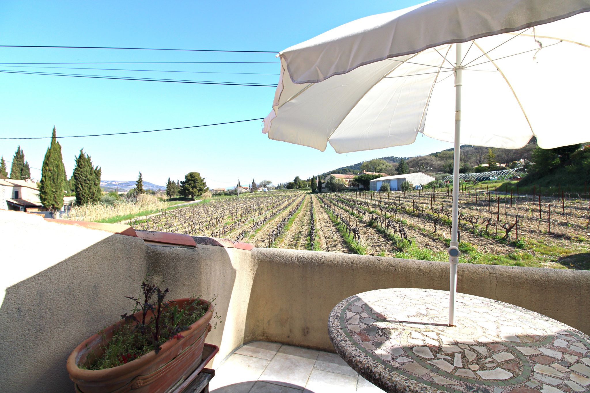 15 MN DE VAISON - MAISON DE VILLAGE AVEC COUR ET TERRASSE
