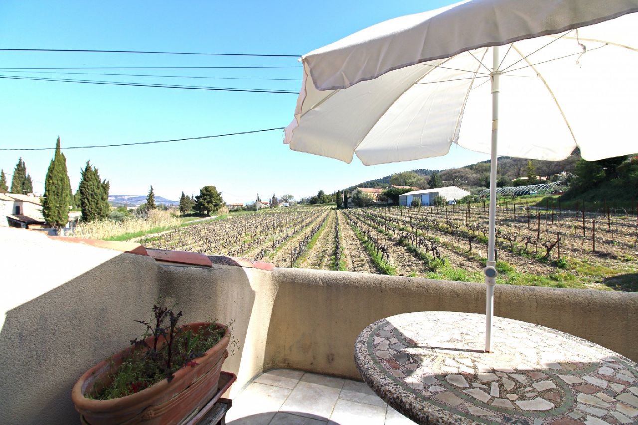 15 MN DE VAISON - MAISON DE VILLAGE AVEC COUR ET TERRASSE