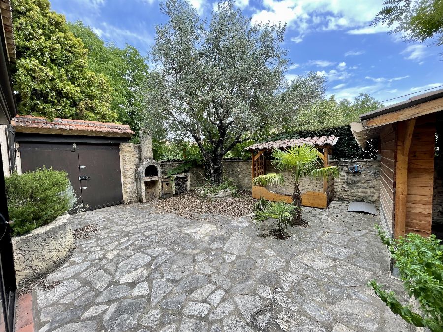 5 MN DE VAISON - MAISON AVEC COUR FERMÉE
