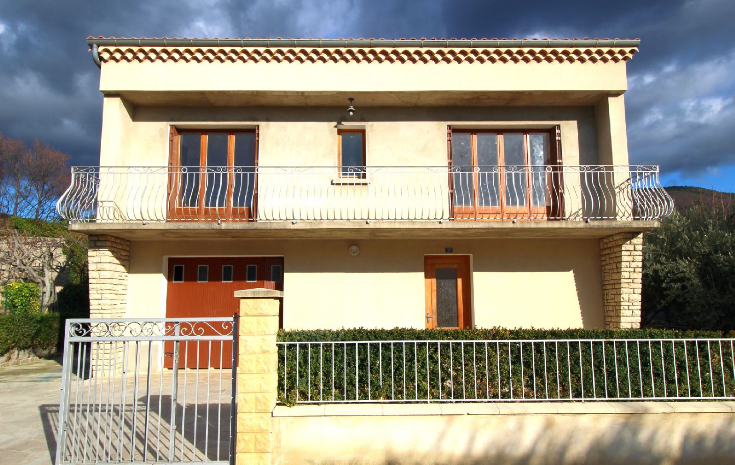 NYONS PROCHE CENTRE - GRANDE VILLA DE 200 m2