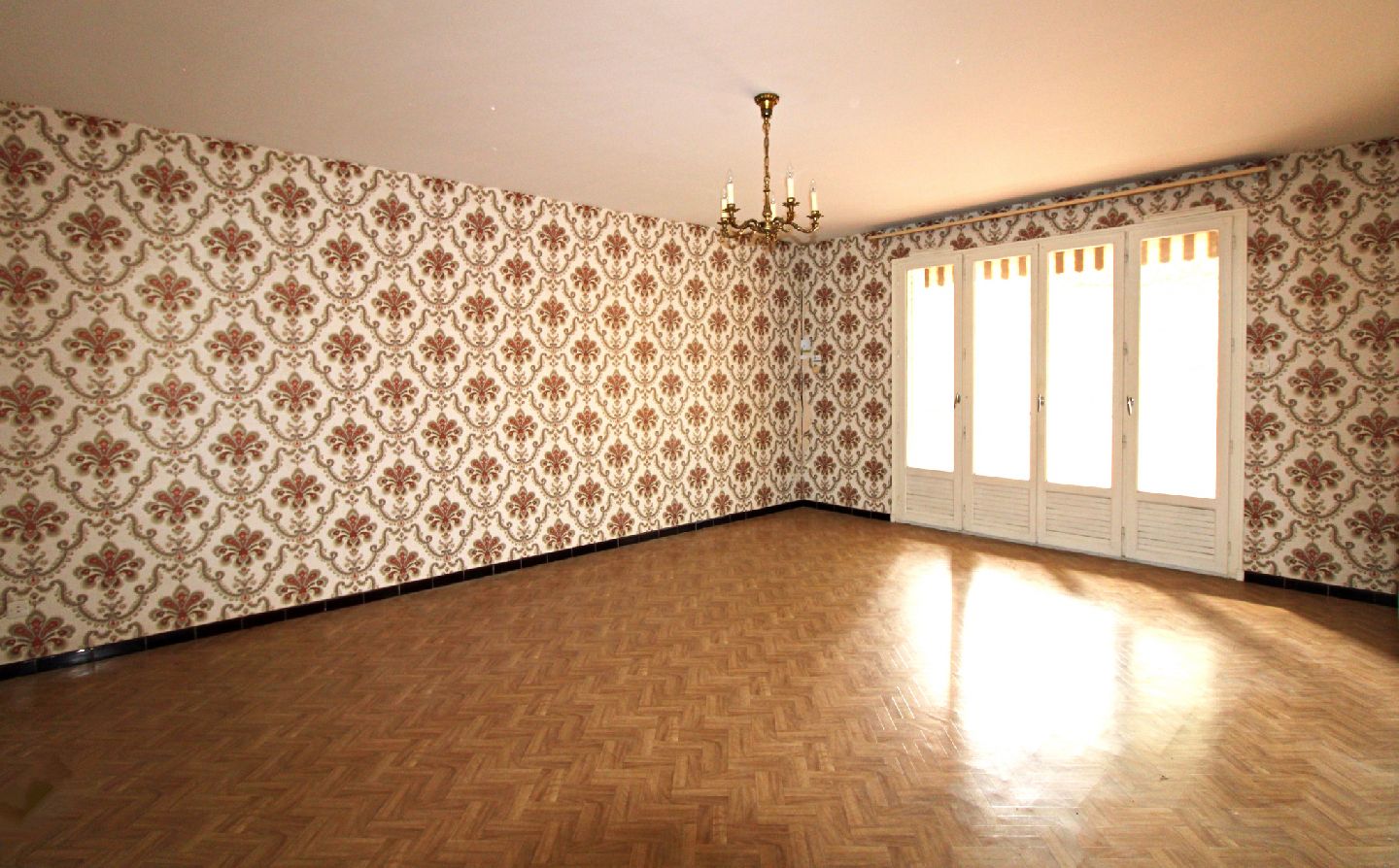 NYONS CENTRE - APPARTEMENT T3 AVEC GARAGE, BALCON ET CAVE