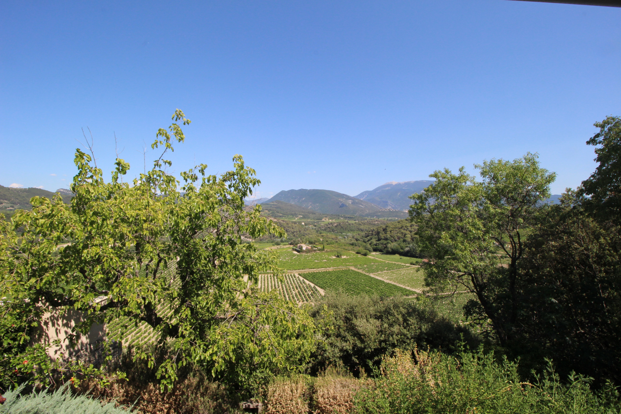 FAUCON - MAS DE VILLAGE EN PIERRE AVEC JARDIN, VUE IMPRENABL