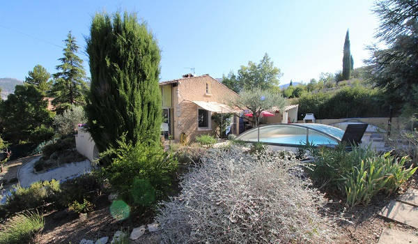 Villa rénovée avec piscine et  vue dominante