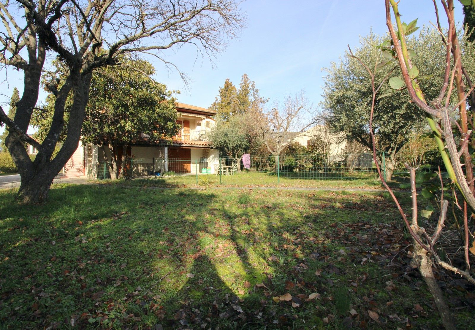 NYONS PROCHE CENTRE - MAISON AVEC TERRAIN DE 1100 M2