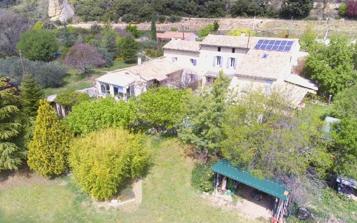 5 MN DE MALAUCÈNE - FERME ET VILLA SUR TERRAIN DE 1,7HA - image n°1