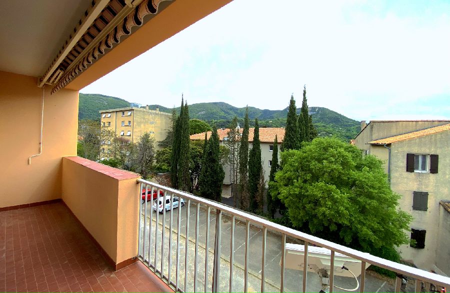 NYONS PROCHE CENTRE-VILLE - APPARTEMENT 83 M2, TERRASSE AVEC - image n°1