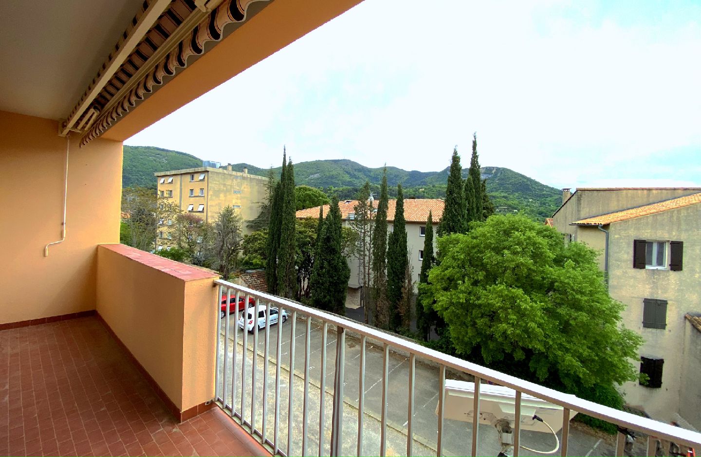 NYONS PROCHE CENTRE-VILLE - APPARTEMENT 83 M2, TERRASSE AVEC
