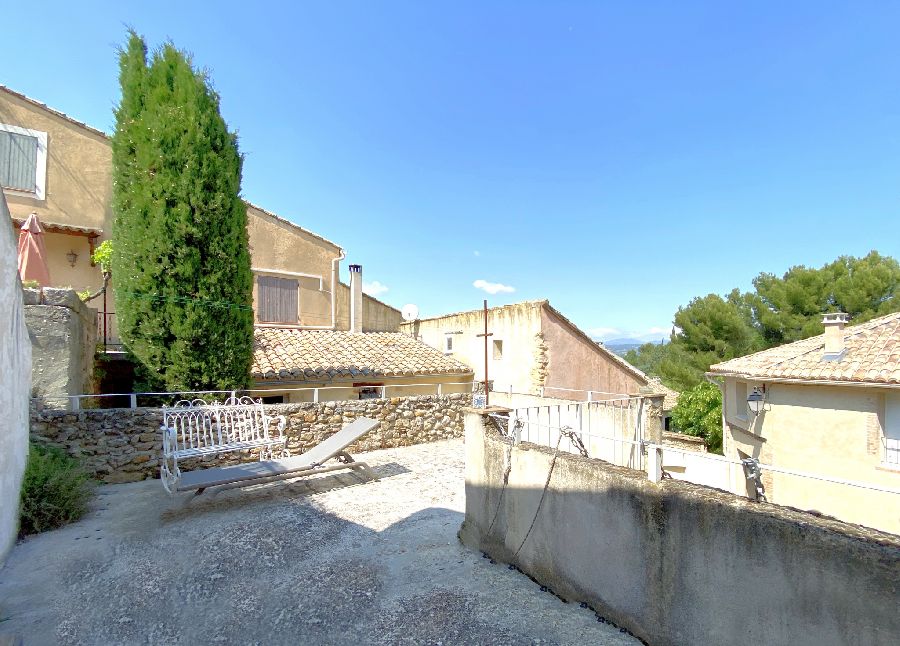10MN DE VAISON - MAISON DE VILLAGE AVEC COUR ET TERRASSE - image n°1