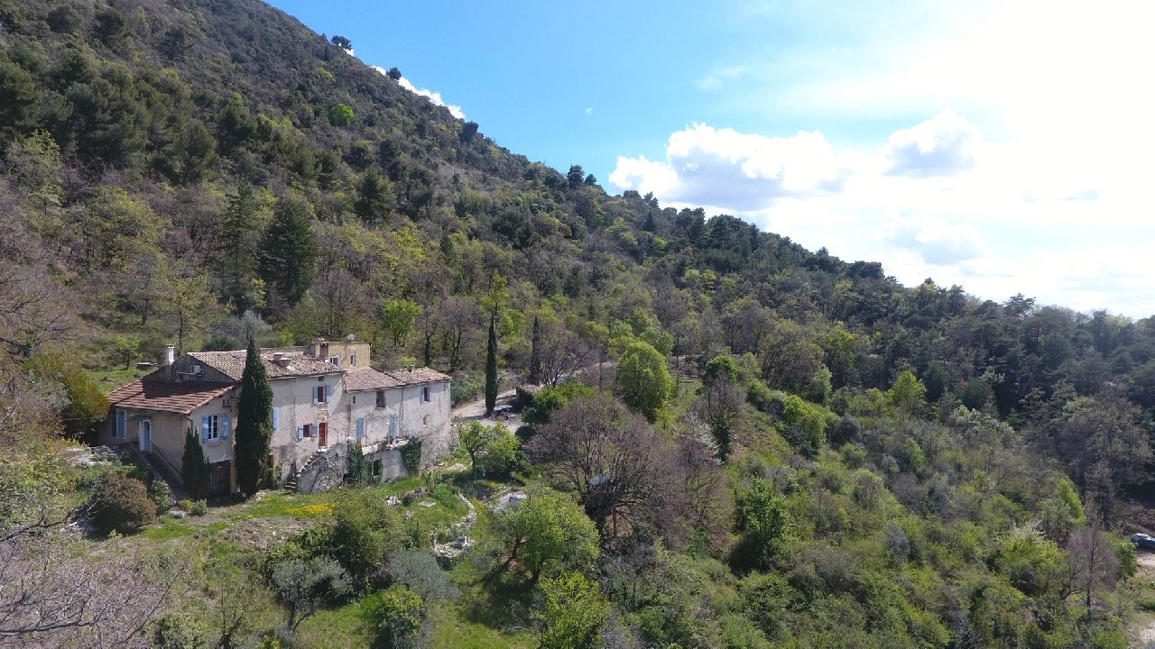 NYONS - ANCIENNE MAGNANERIE AVEC TERRAIN DE 8.5 HA