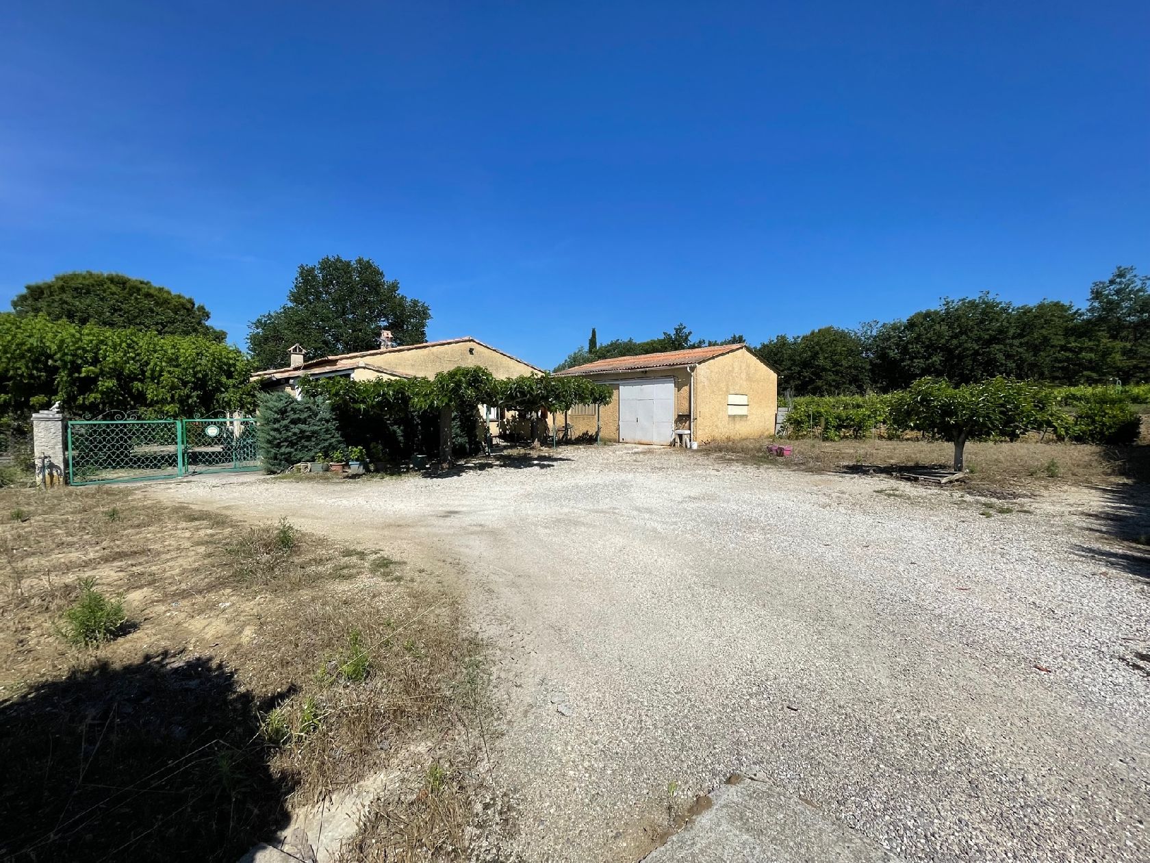 5 MINUTES DE VAISON - VILLA EN CAMPAGNE AVEC VUE ET DEPENDAN