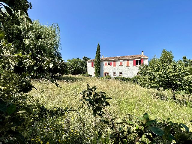 MALAUCENE - MAISON DE 308 M2 TERRAIN CLOS DE 1632 M2 - image n°1