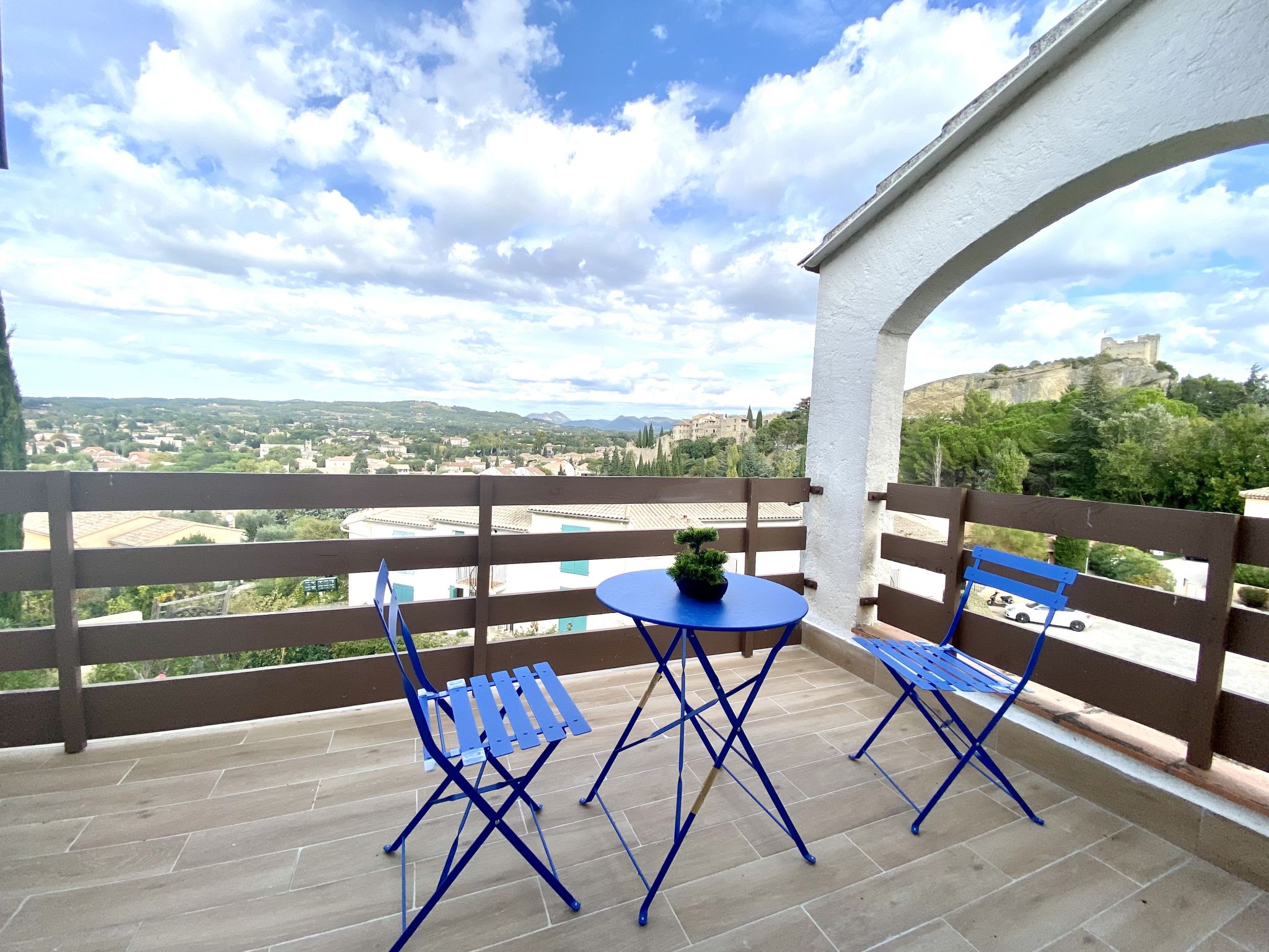 VAISON - APPARTEMENT AVEC TERRASSE ET VUE