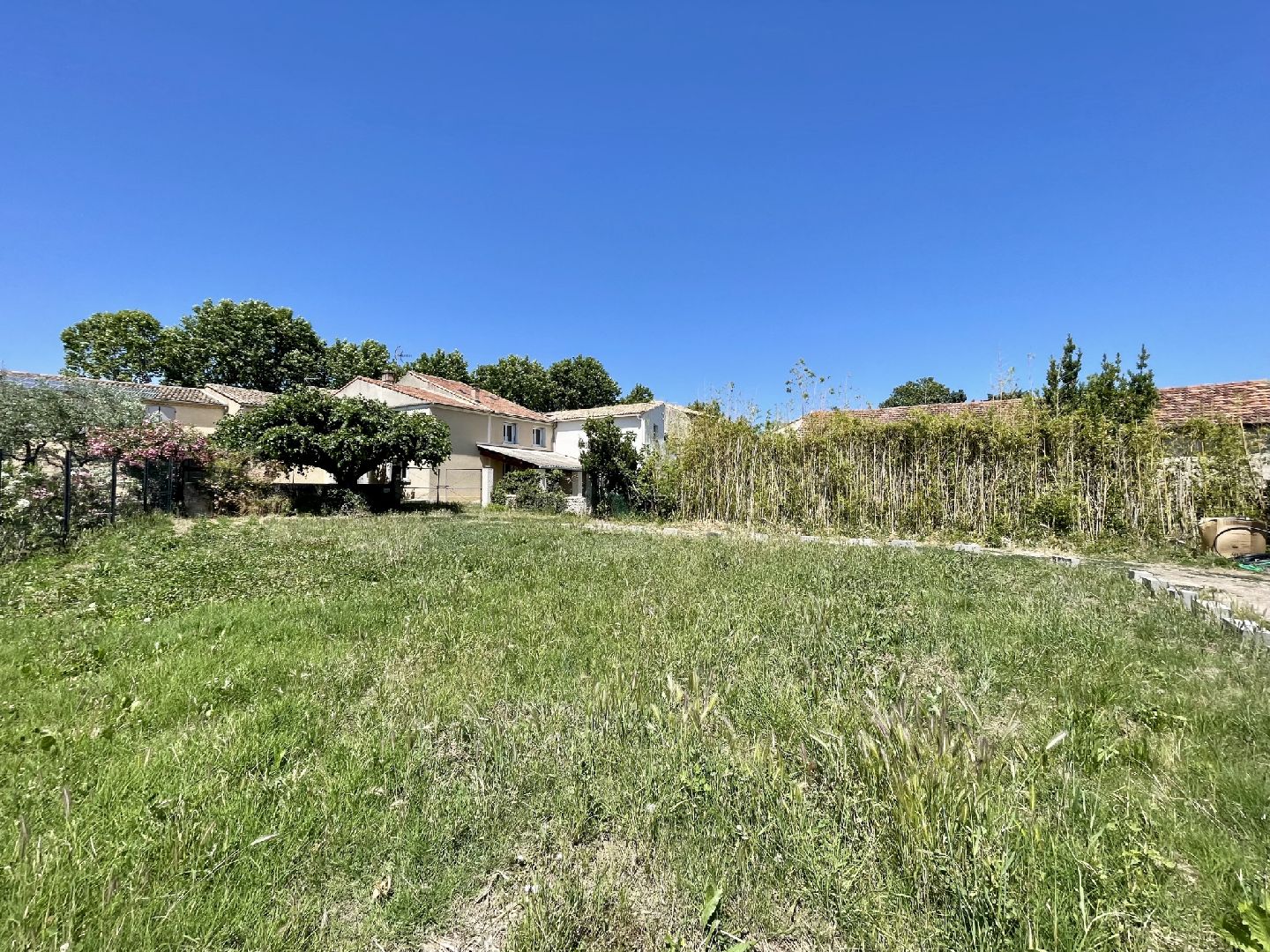 10 MINUTES DE VAISON - ENSEMBLE IMMOBILIER RENOVE