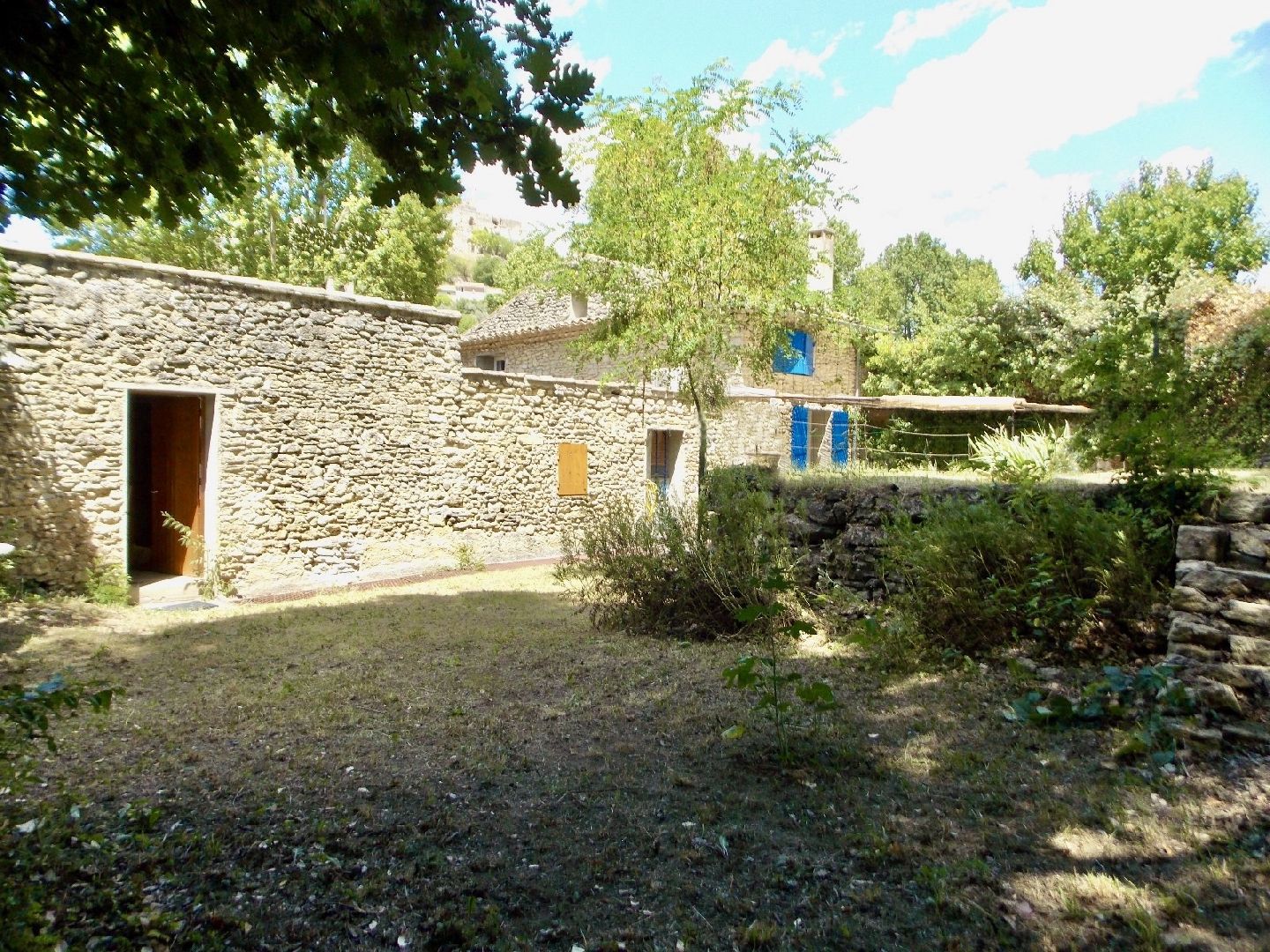 5 MN DE VAISON - MAISON DE VILLAGE AVEC JARDIN ET TERRASSE C