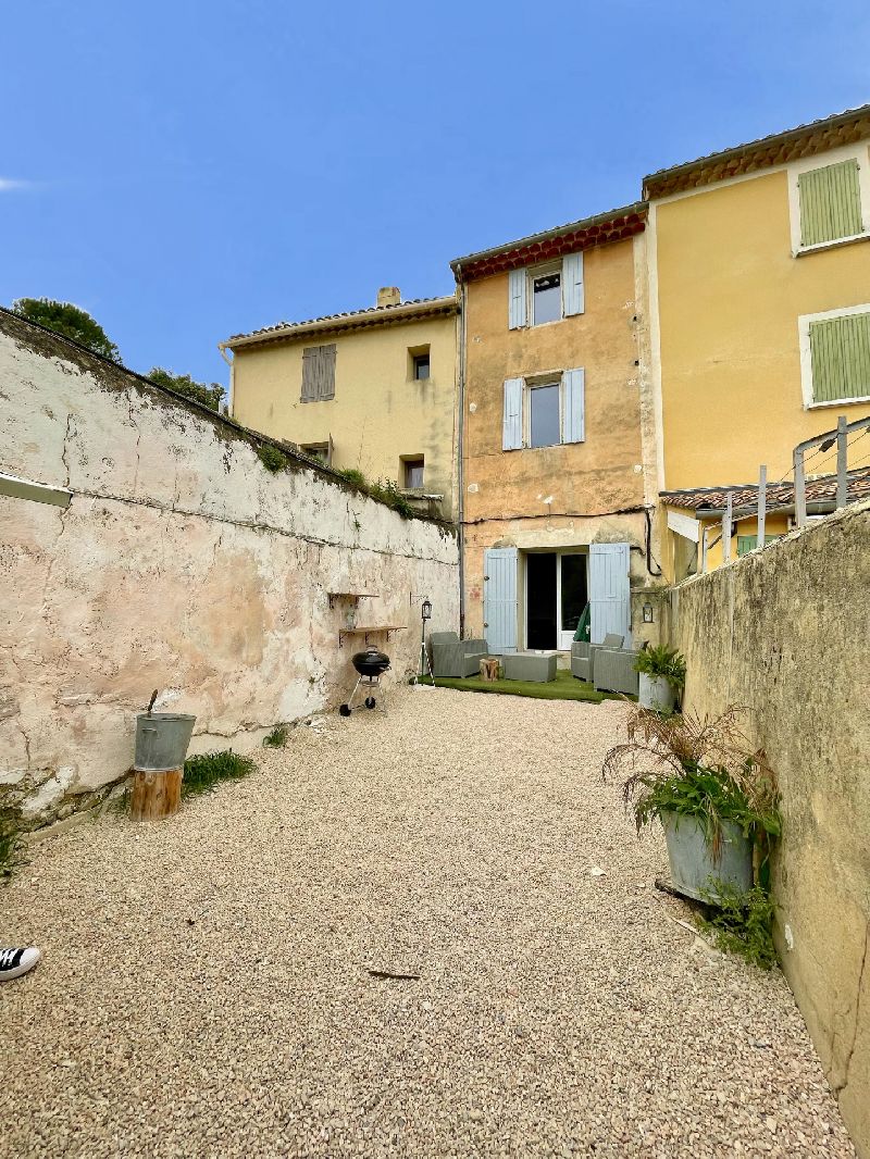 10 MIN DE VAISON - MAISON DE VILLAGE AVEC EXTERIEURS