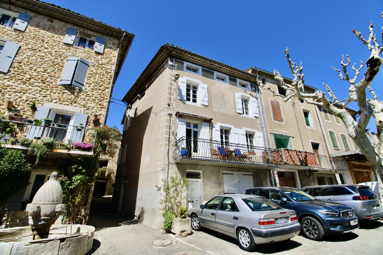 ENTRE NYONS ET VAISON - MAISON 233 m2 avec extérieur