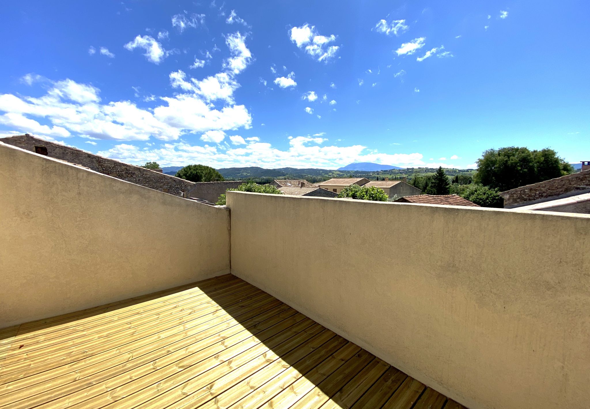 15MN DE VAISON   MAISON DE VILLAGE RENOVEE AVEC TERRASSE