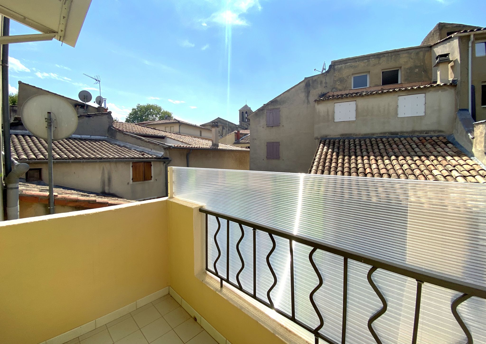 MALAUCENE CENTRE-VILLE - JOLI APPARTEMENT T3 AVEC BALCON