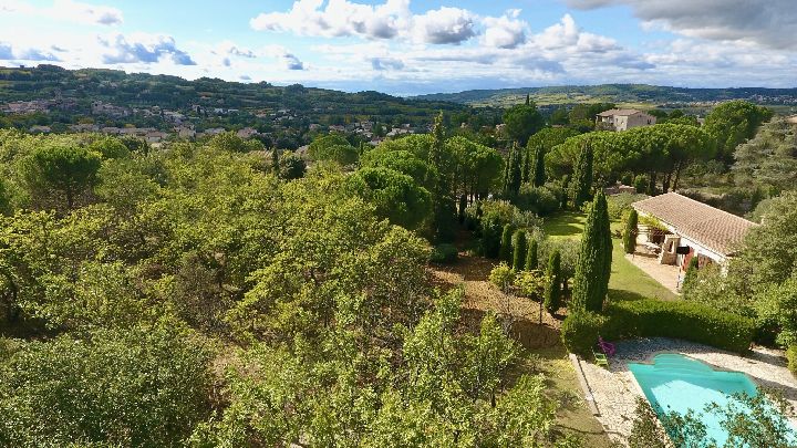 ENTRE VAISON ET NYONS - MAISON DE PLAIN PIED AVEC TERRAIN AR - image n°1