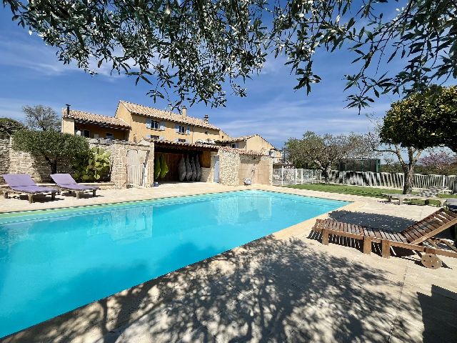 5 MIN DE NYONS - BASTIDE DE 370 M2 AVEC MAGNIFIQUE VUE - image n°1