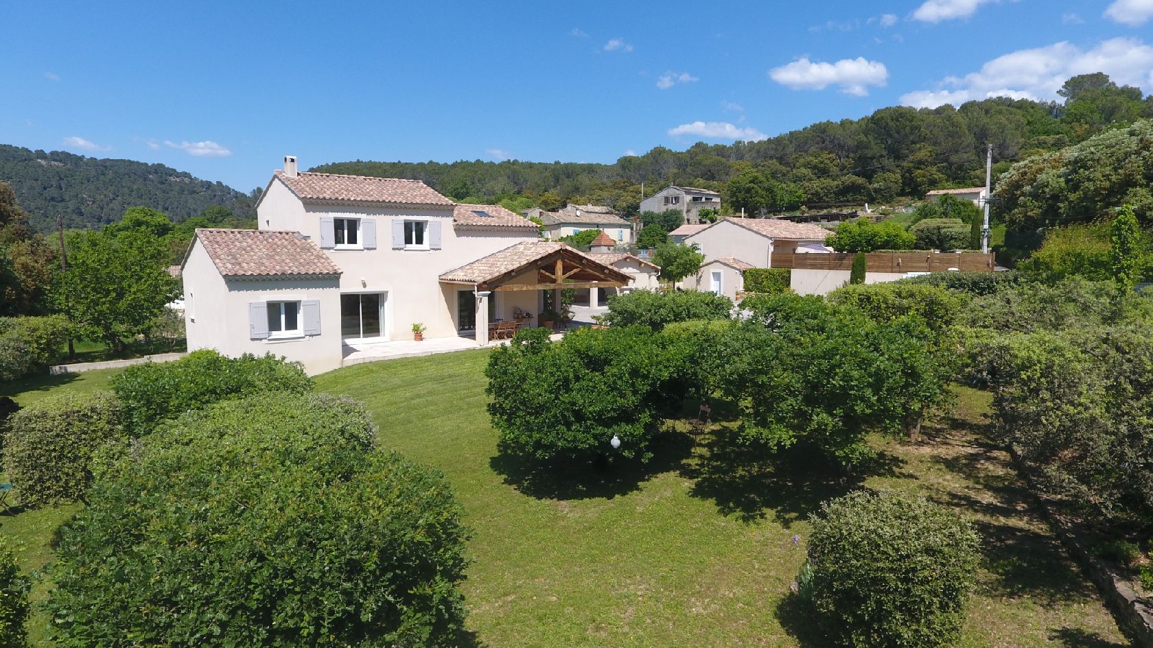 5 MIN DE VAISON - ENSEMBLE DE 3 MAISONS AVEC PISCINE