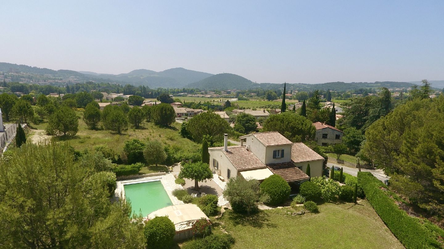 VAISON PROCHE CENTRE - VILLA AVEC PISCINE