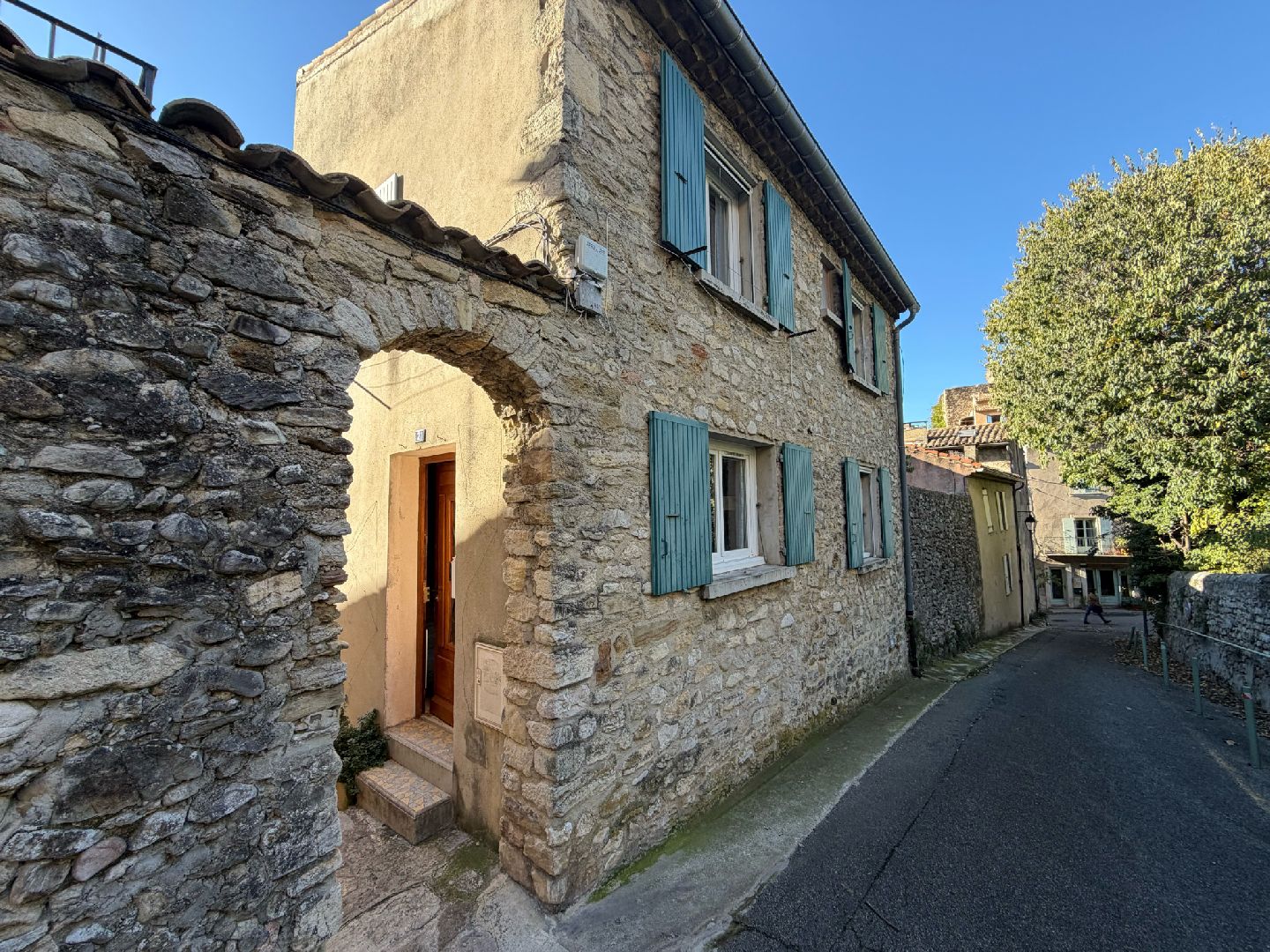 NYONS CENTRE HISTORIQUE - MAISON DE VILLAGE RENOVEE AVEC GOU