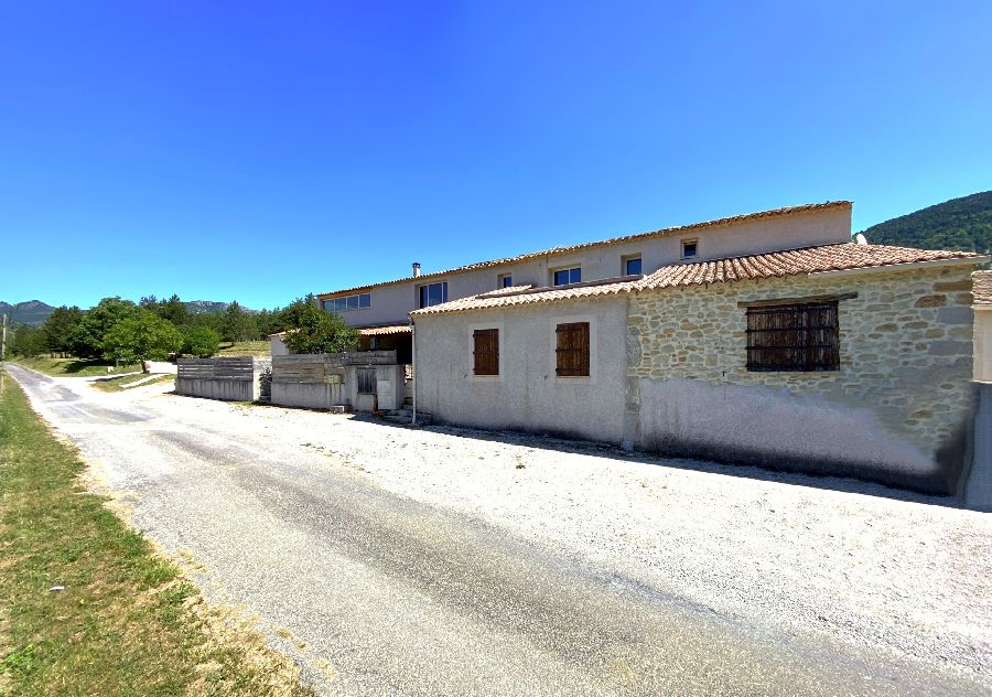 REGION BARONNIES - ENSEMBLE IMMOBILIER AVEC COMMERCE - image n°1