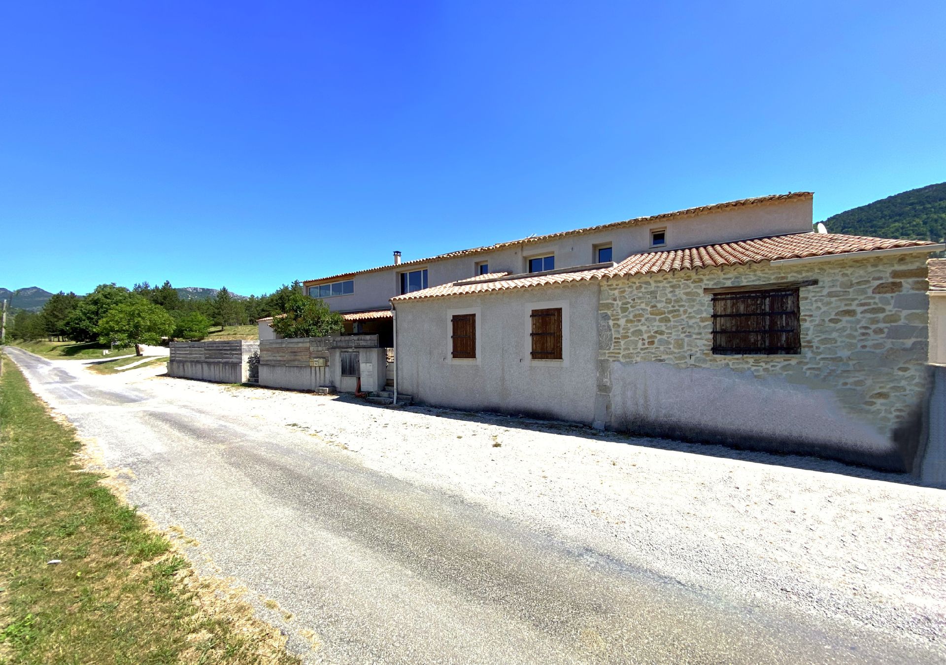 REGION BARONNIES - ENSEMBLE IMMOBILIER AVEC COMMERCE