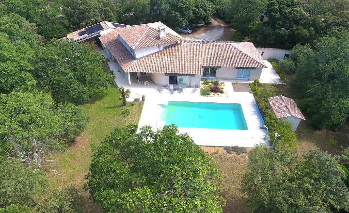 UCHAUX - BELLE VILLA CONTEMPORAINE AVEC PISCINE - image n°1