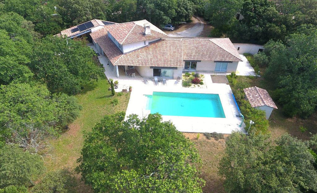 UCHAUX - BELLE VILLA CONTEMPORAINE AVEC PISCINE