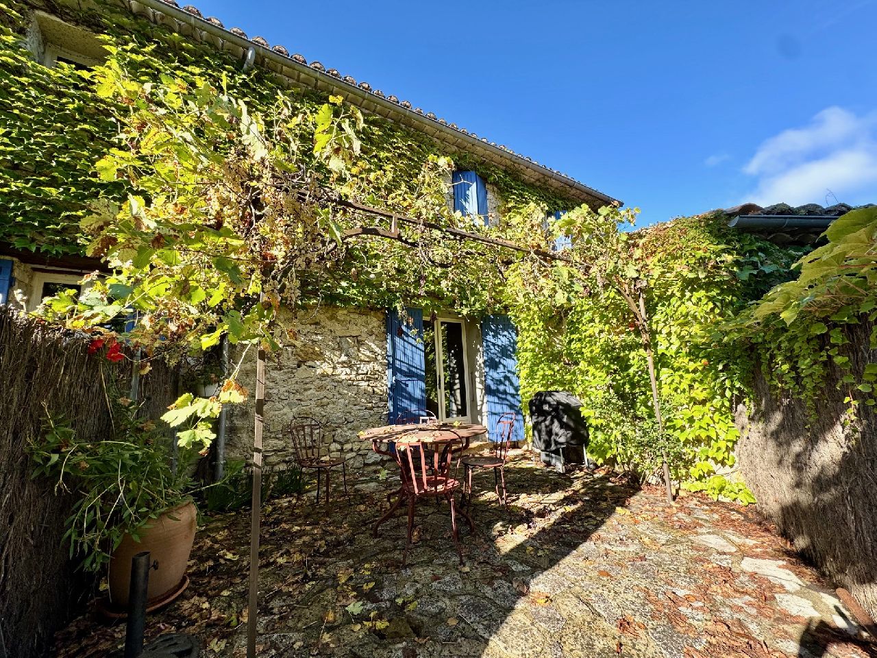 PROCHE DE VAISON - MAISON RENOVEE AVEC JARDIN ET PISCINE