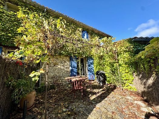 PROCHE DE VAISON - MAISON RENOVEE AVEC JARDIN ET PISCINE - image n°1