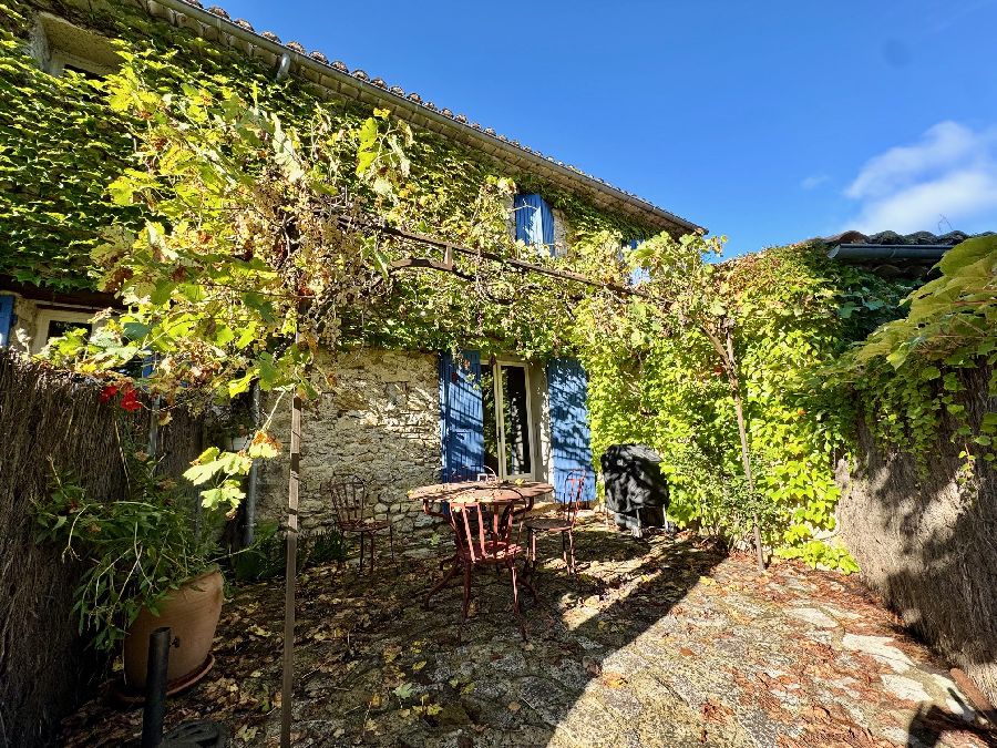 PROCHE DE VAISON - MAISON RENOVEE AVEC JARDIN ET PISCINE