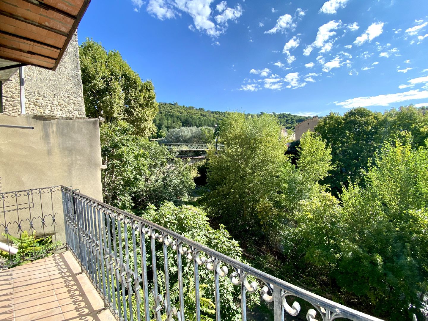 MOLLANS CENTRE - BELLE MAISON DE VILLAGE AVEC BALCON