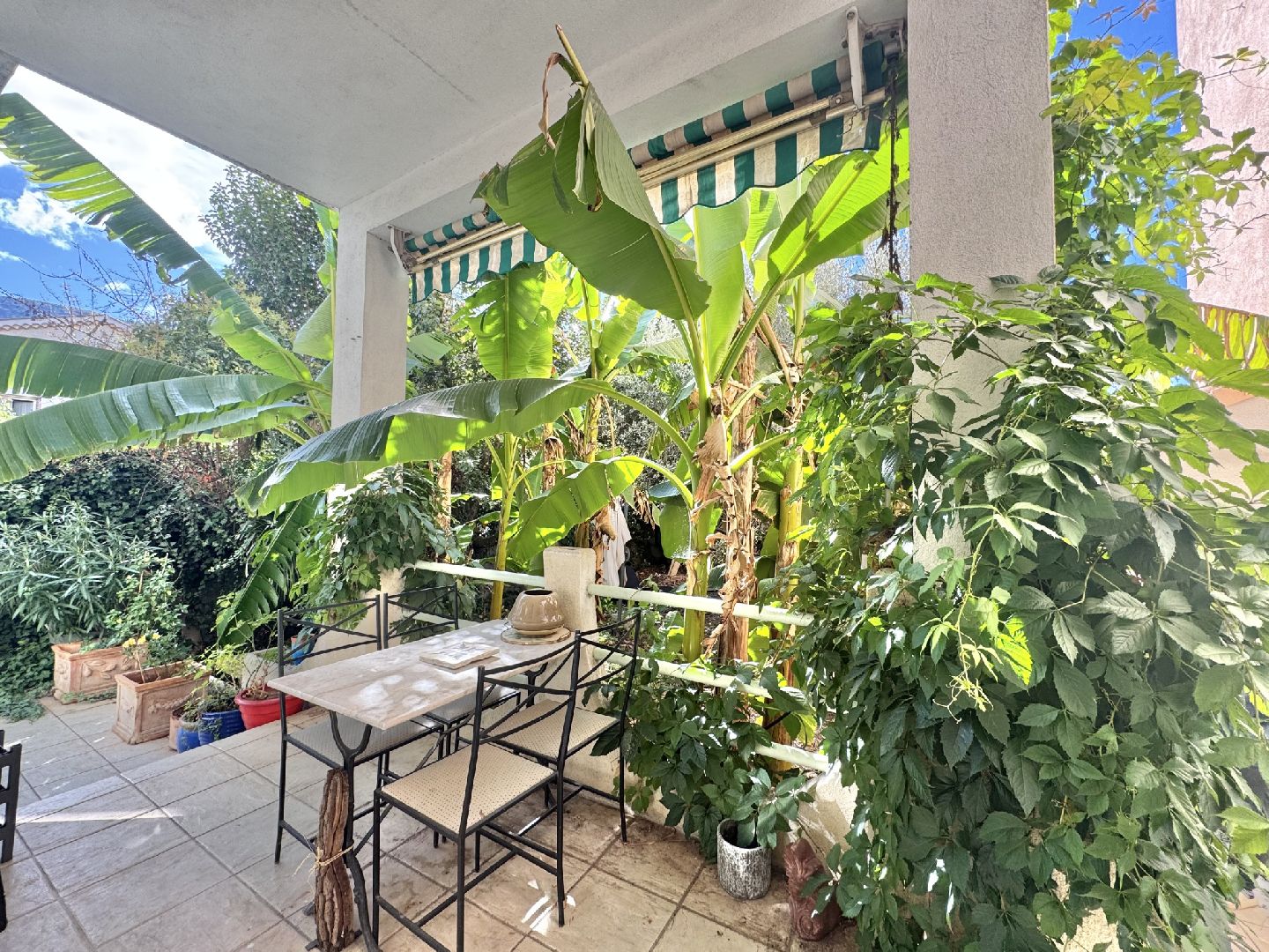 NYONS CENTRE - APPARTEMENT AVEC JARDIN PRIVATIF ET DEPENDANC