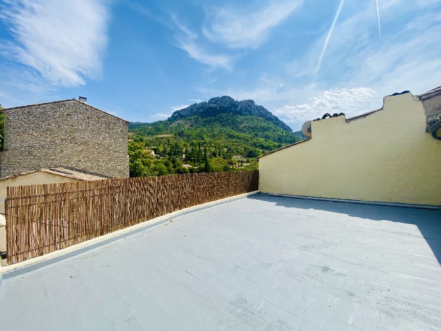BUIS CENTRE - BEL APPARTEMENT RÉNOVÉ AVEC TERRASSE - image n°1