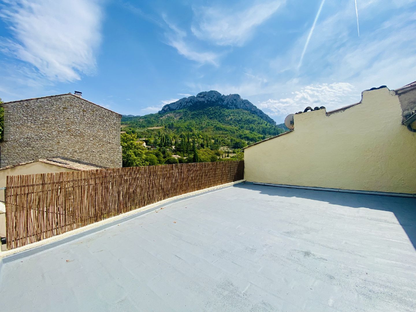 BUIS CENTRE - BEL APPARTEMENT RÉNOVÉ AVEC TERRASSE