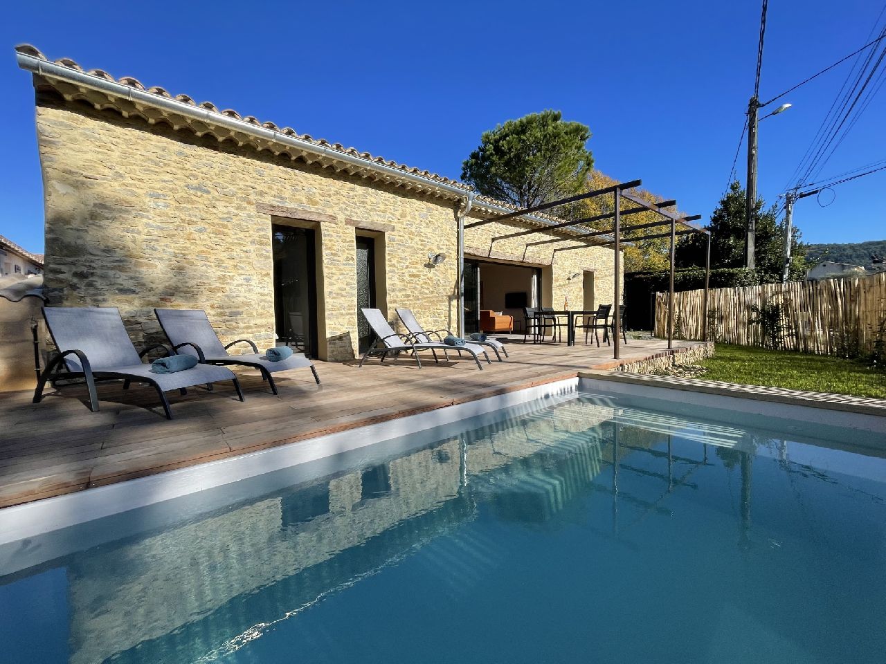 PROCHE VAISON - VILLA RECENTE EN PIERRE