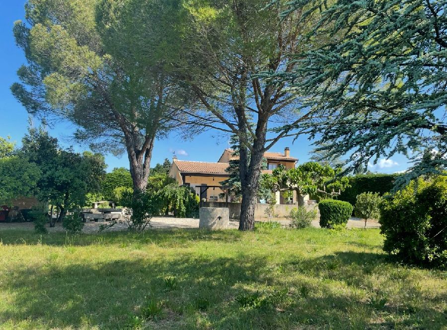 VALREAS - CHARMANTE MAISON AVEC JARDIN ET PISCINE