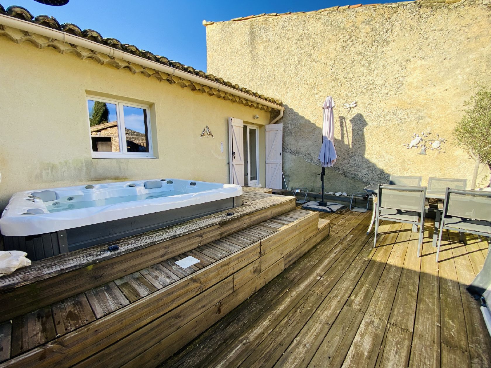 PROCHE MOLLANS - BELLE MAISON DE VILLAGE AVEC TERRASSE