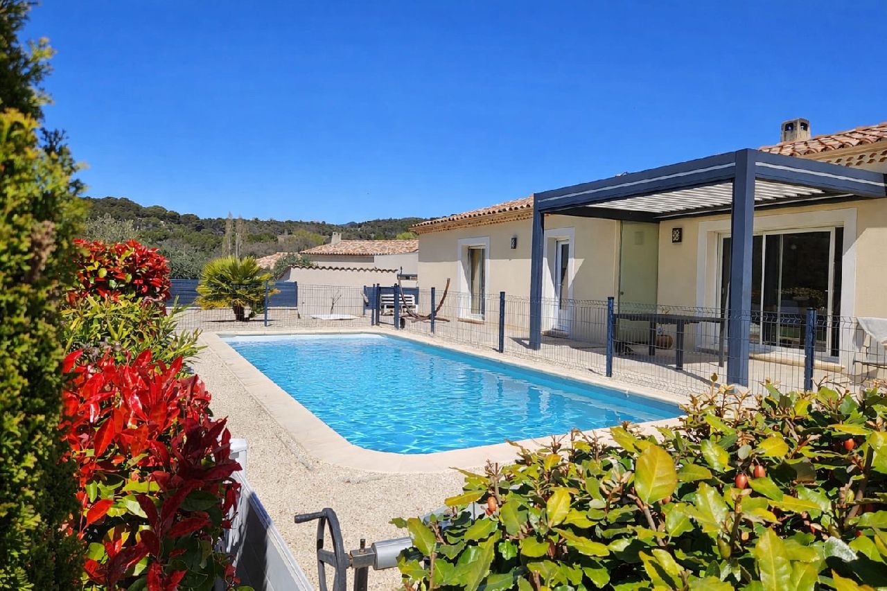 PROCHE NYONS - SUPERBE VILLA AVEC PISCINE AU CALME