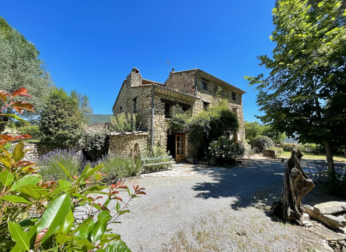 NYONS - MAS HISTORIQUE « LA GRANGE » 225 m2 TERRAIN 5 830 m2